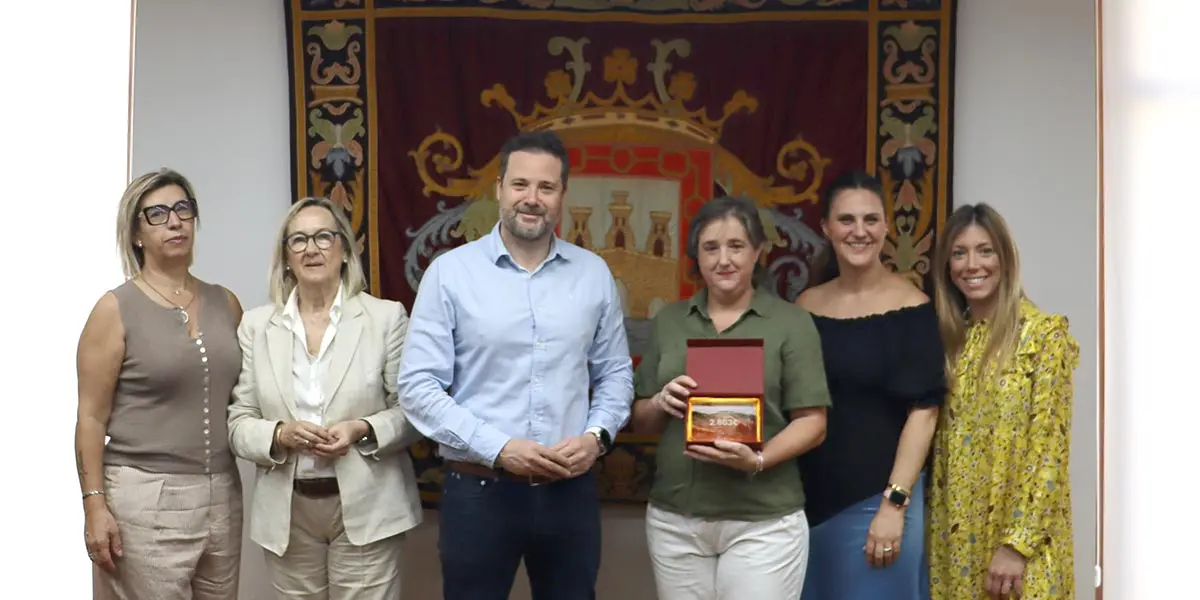 Entrega a AFAN de la recaudaci&oacute;n obtenida en el concierto solidario de piano de Nicol&aacute;s P&eacute;rez Nievas