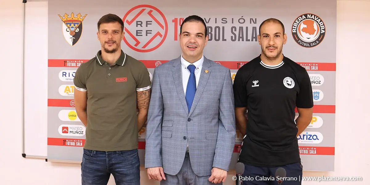 El capit&aacute;n David Garc&iacute;a, el presidente Ram&oacute;n L&aacute;zaro y el responsable de la cantera Pichu