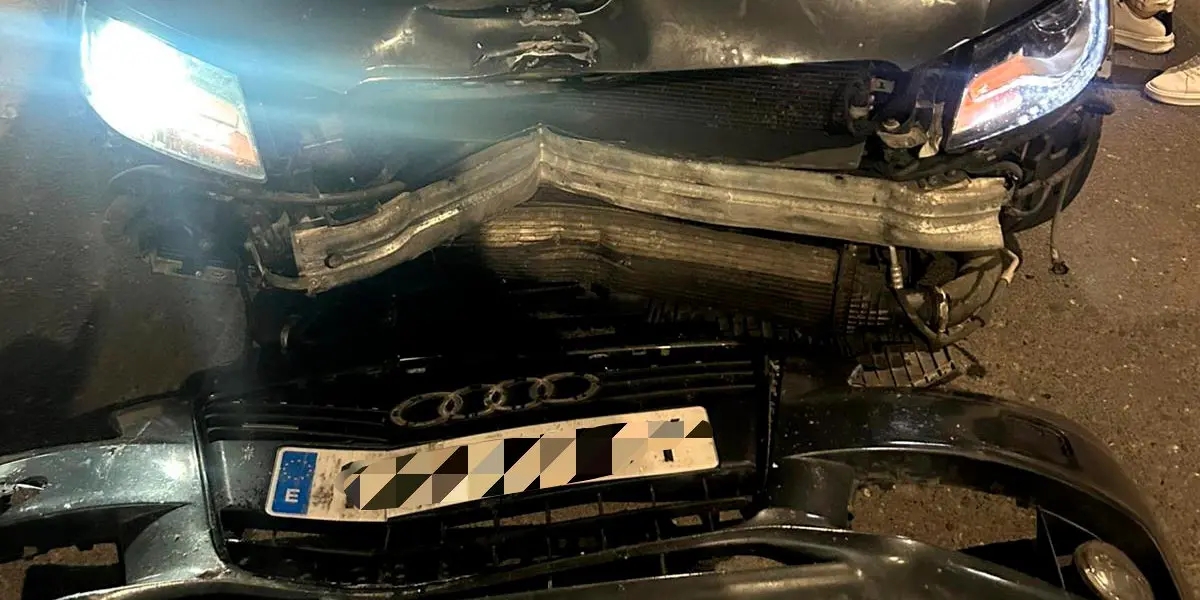 El turismo qued&oacute; sobre la acera tras un trompo y una salida de v&iacute;a en Avenida Zaragoza con da&ntilde;os en Tudela