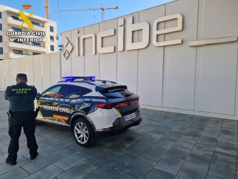 Un agente a las puertas de la sede del Incive