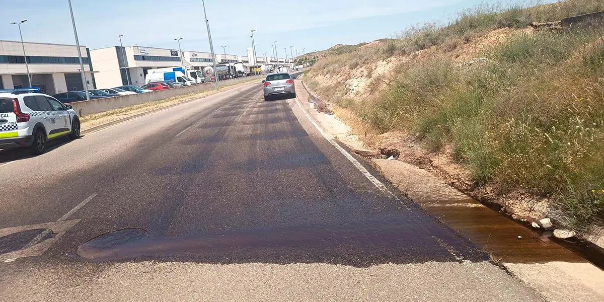 Vertido de unos 10.000 litros de sustancia aceitosa detectado en la red de saneamiento del pol&iacute;gono La Serna de Tudela, que oblig&oacute; a cortar el tr&aacute;fico y activar la intervenci&oacute;n de bomberos y Polic&iacute;a Local