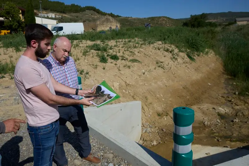 El consejero Aierdi visita las actuaciones realizadas en Murillo el Fruto para prevenir inundaciones.