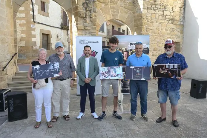 El director general Jes&uacute;s Mari Rodriguez posa con  los autores de las fotograf&iacute;as premiadas.