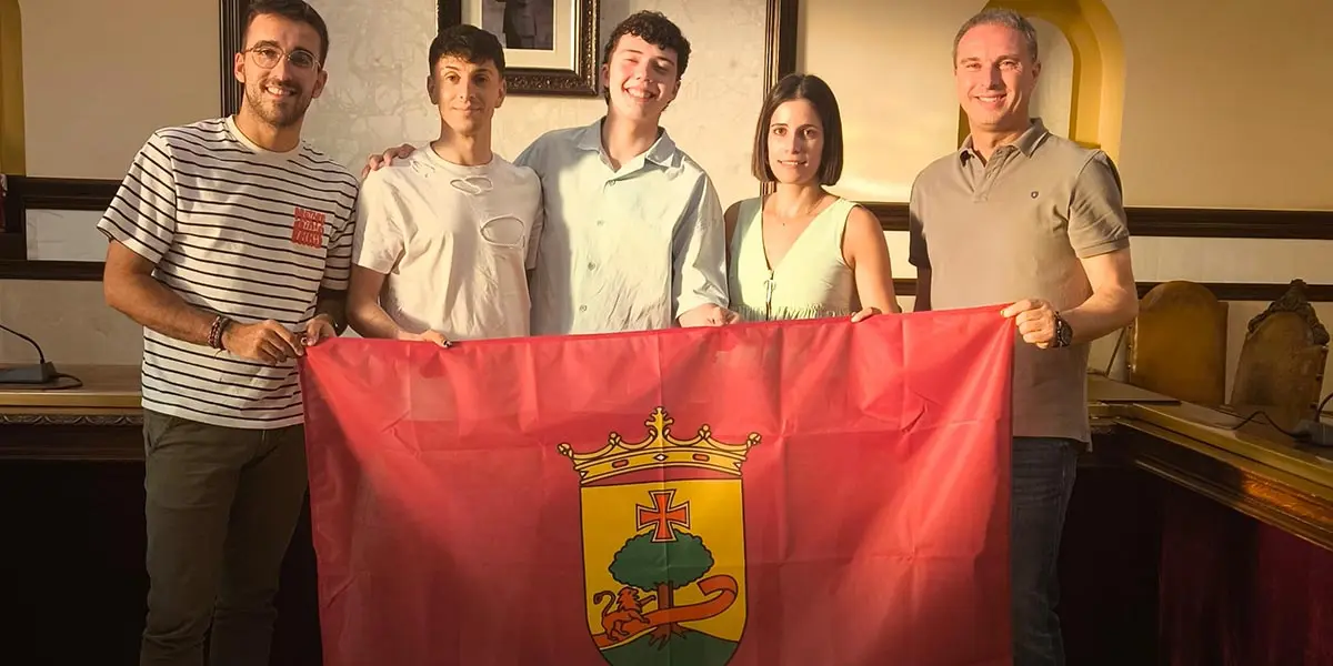 El Ayuntamiento de Cintru&eacute;nigo entrega la bandera de la villa al bailar&iacute;n cirbonero Luka Weigand Barroso antes de su viaje al Campeonato del Mundo de Hip Hop en Estados Unidos
