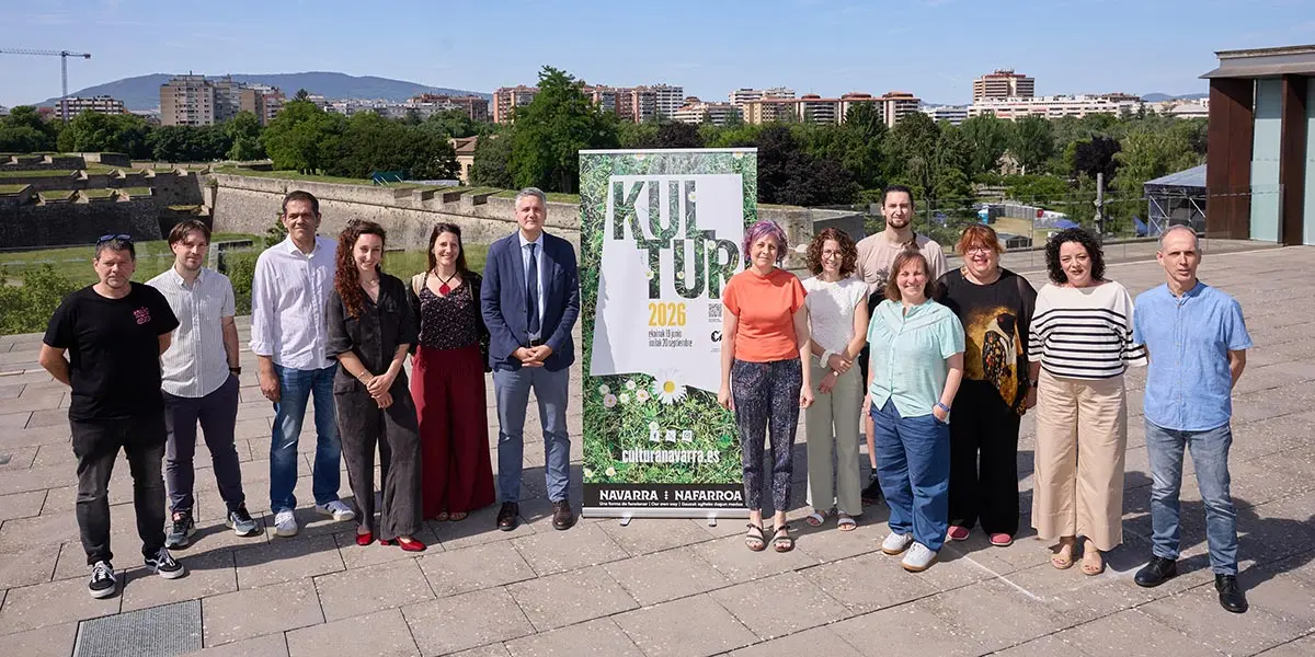 La consejera Esnaola, el director general de Cultura, Ignacio Apeztegu&iacute;a, el director del servicio de Acci&oacute;n Cultural, Lorenzo Garc&iacute;a, y la ilustradora Myriam Cameros, junto con otros participantes en la presentaci&oacute;n de la nueva edici&oacute;n