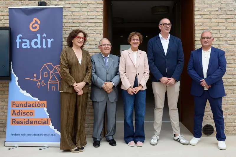 La consejera Maeztu, el presidente de FADIR, Valent&iacute;n Carranza, la presidenta Chivite, el alcalde de Corella, Gorka Garc&iacute;a, y el director general de FADIR, Jos&eacute; Antonio Delgado
