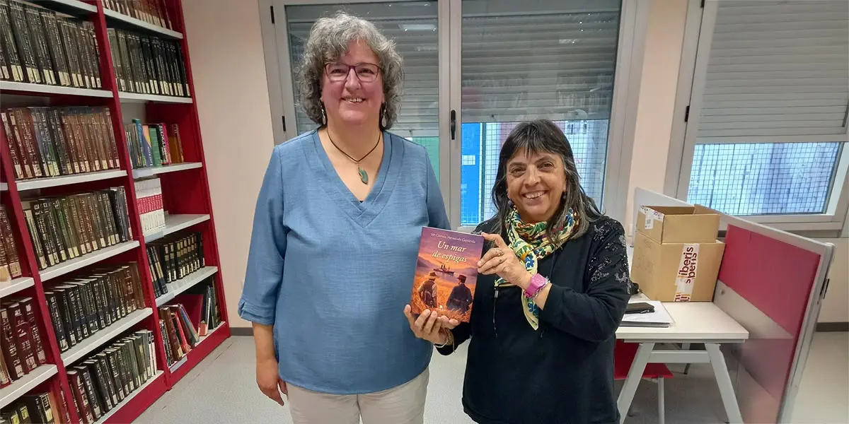 La escritora cirbonera M.&ordf; Carmen Navascu&eacute;s Capdevila junto con Ana, bibliotecaria de Cintru&eacute;nigo