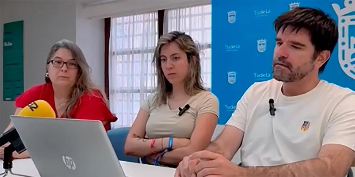Contigo Tudela, con su portavoz Eneko Larrarte al frente, durante la rueda de prensa en la que ha exigido responsabilidades pol&iacute;ticas tras la sentencia del TSJN que confirma la nulidad del despido de la gerente de Tudela Cultura