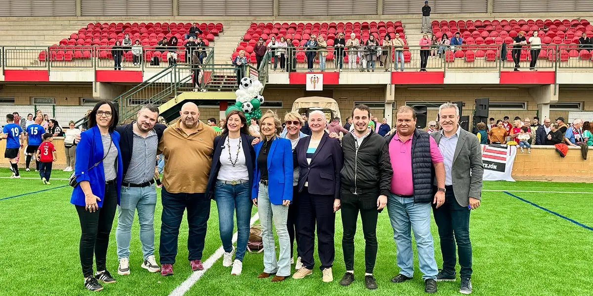 Nuevo c&eacute;sped campo de f&uacute;tbol Castej&oacute;n pol&iacute;ticos