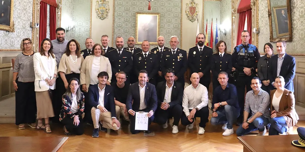 Firma convenio polic&iacute;as