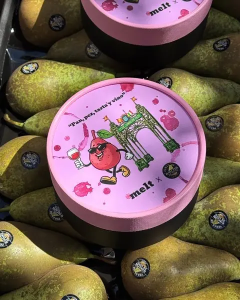 Peras al vino titno en tarta de queso