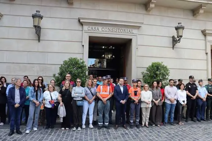 El Ayuntamiento de Tudela guarda un minuto de silencio en memoria de los cinco polic&iacute;as forales fallecidos en un accidente vial en Guip&uacute;zcoa