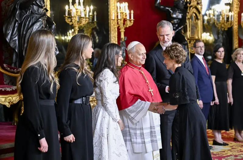 La presidenta del Gobierno de Navarra, Mar&iacute;a Chivite, estrecha la mano de Le&oacute;n XIV en presencia del Rey Felipe VI; la Reina Letizia; la Princesa Leonor; y la Infanta Sof&iacute;a .