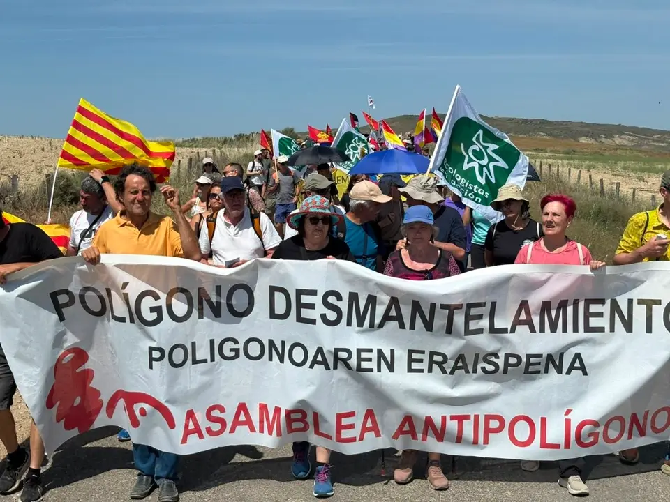 Marcha para reclamar el desmantelamiento del pol&iacute;gono de tiro de las Bardenas