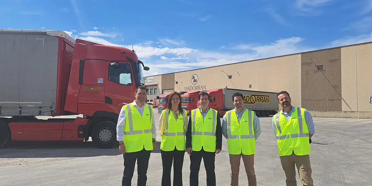 El consejero Irujo en el centro junto al equipo directivo de la empresa y el director general, I&ntilde;igo Arruti