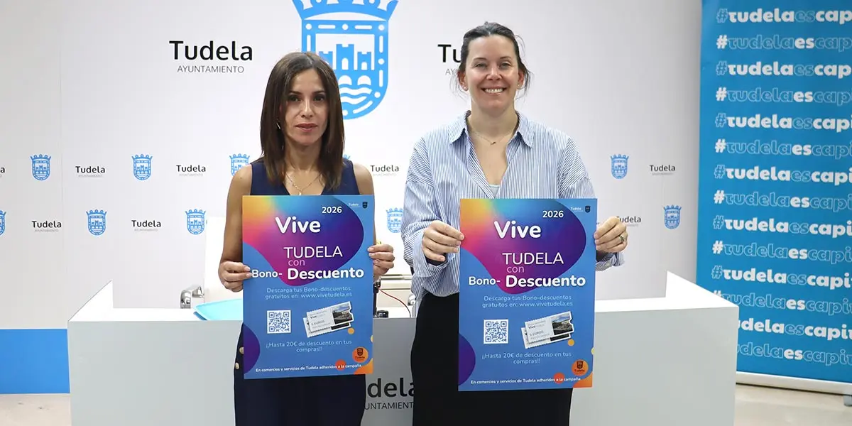La concejal de Comercio del Ayuntamiento de Tudela, Irune Garc&iacute;a, acompa&ntilde;ada de la presidenta de la Asociaci&oacute;n de Comerciantes, Juani Pantoja, presenta nueva edici&oacute;n de la campa&ntilde;a 'Vive Tudela con bono descuento'