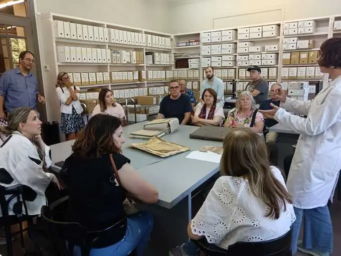 Medio centenar de personas descubre el Archivo Municipal de Tudela en visitas guiadas.