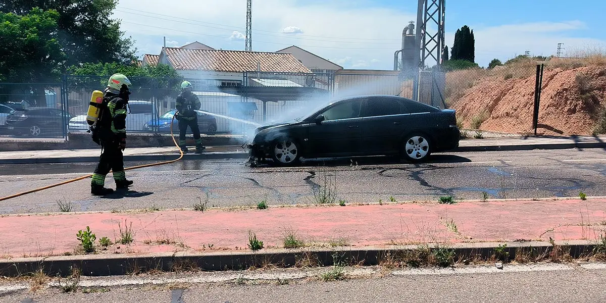 Incendio de un turismo en el Pol&iacute;gono Industrial Municipal de Tudela durante la intervenci&oacute;n de los servicios de emergencia