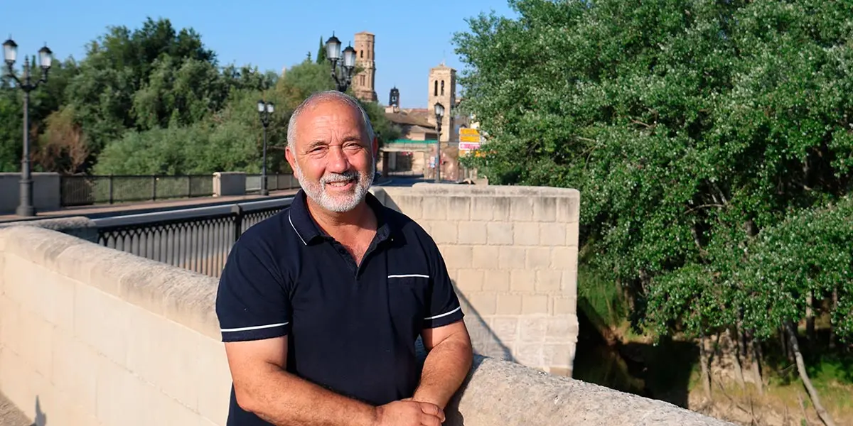 Jes&uacute;s &Aacute;lava Sesma, junto al puente del Ebro en Tudela, un lugar que considera clave en la historia de la huerta de la ciudad