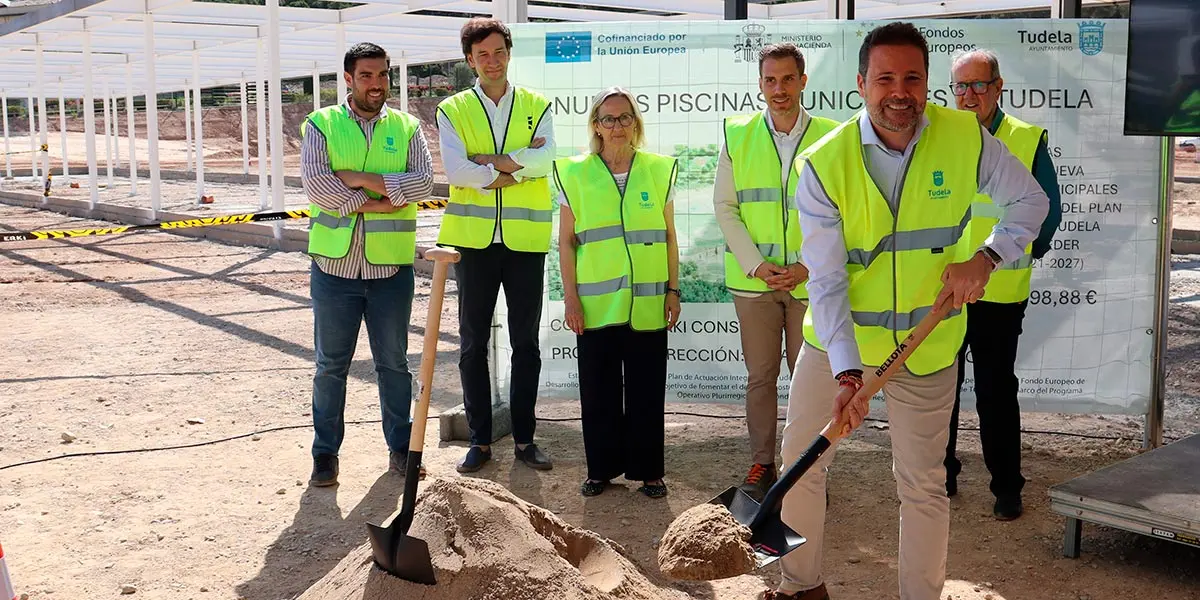 El alcalde de Tudela, Alejandro Toquero, durante el acto de colocaci&oacute;n de la primera piedra de las nuevas piscinas municipales de la Avenida Narangel