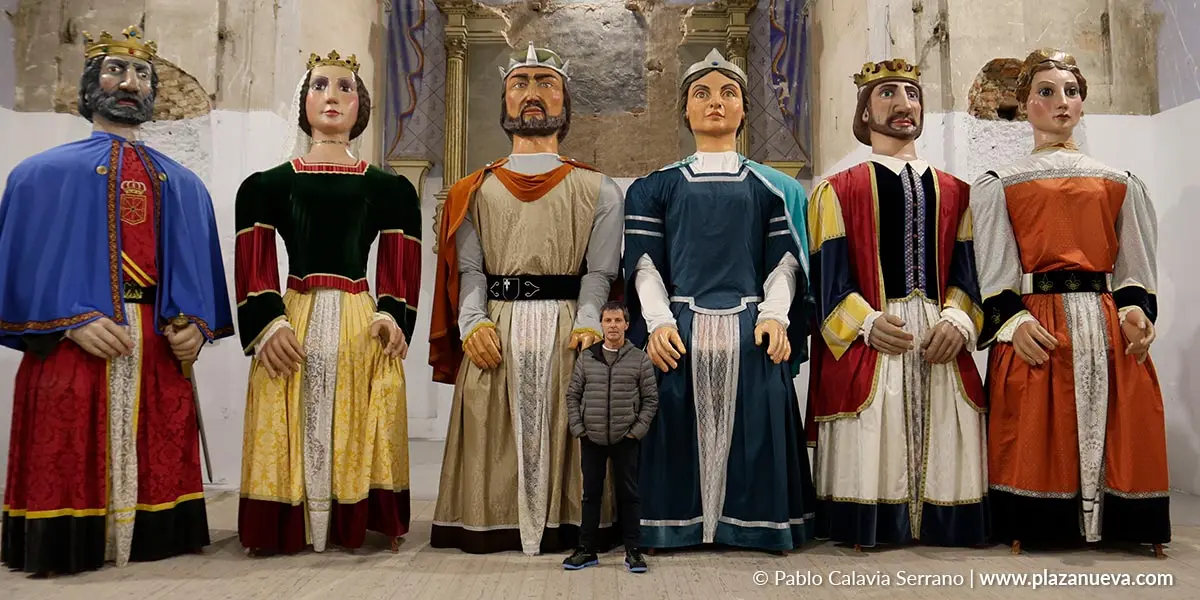 &Iacute;&ntilde;igo Castellano posa junto a los gigantes de Tudela, una tradici&oacute;n de la que forma parte desde su creaci&oacute;n en 1986