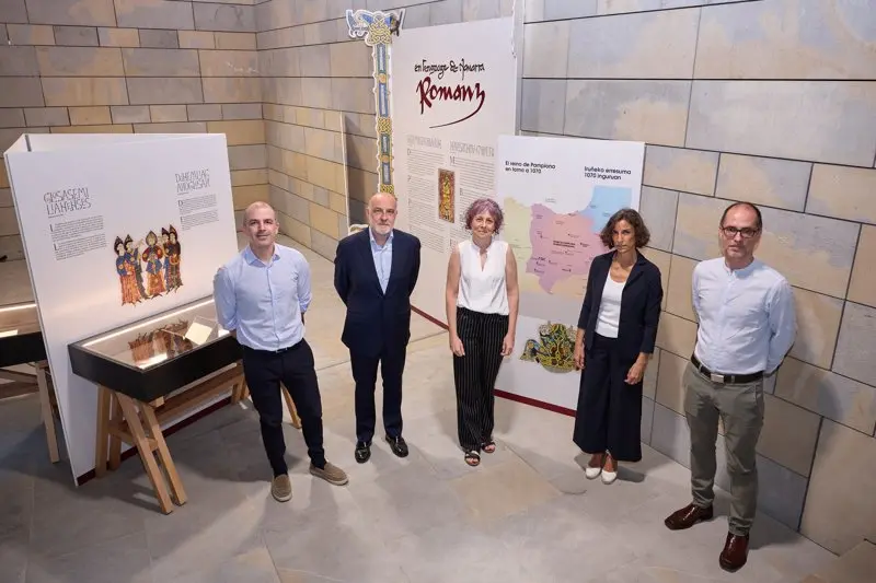 La consejera Esnaola inaugura una exposici&oacute;n sobre el romance navarro.