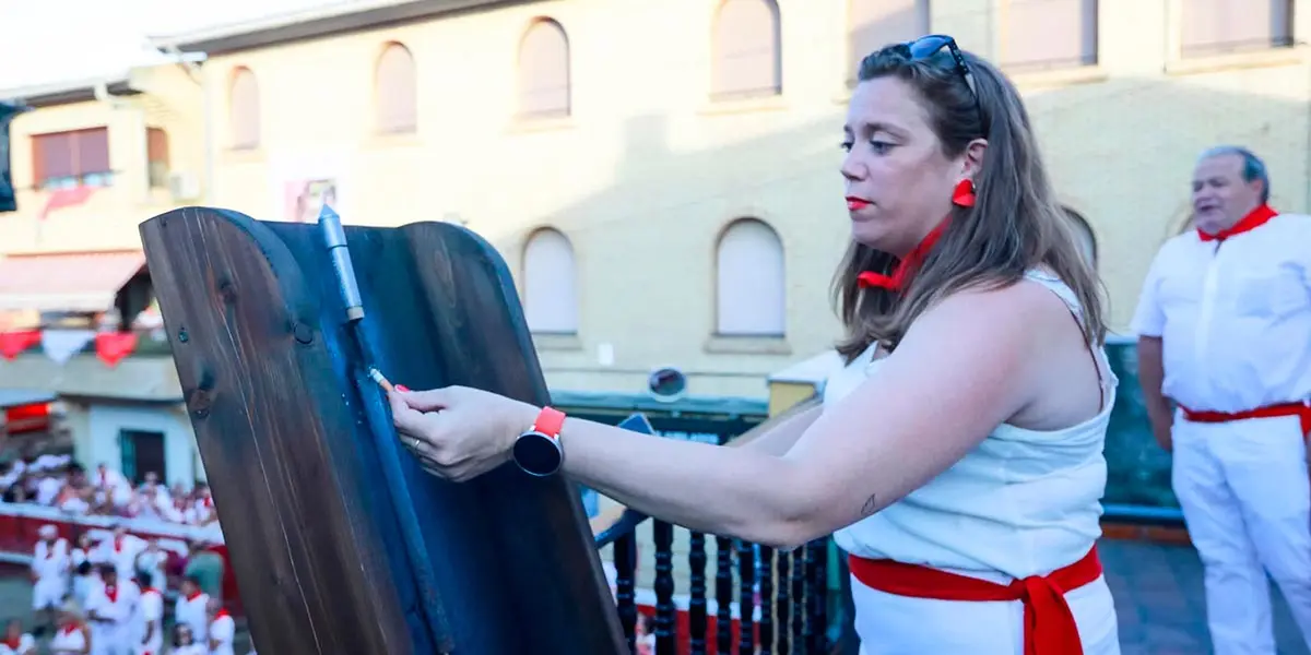 Mar&iacute;a Preciado Cambra, concejala de festejos de Cadreita, durante el lanzamiento del cohete en el inicio de las fiestas de San Miguel en una edici&oacute;n anterior de las celebraciones locales