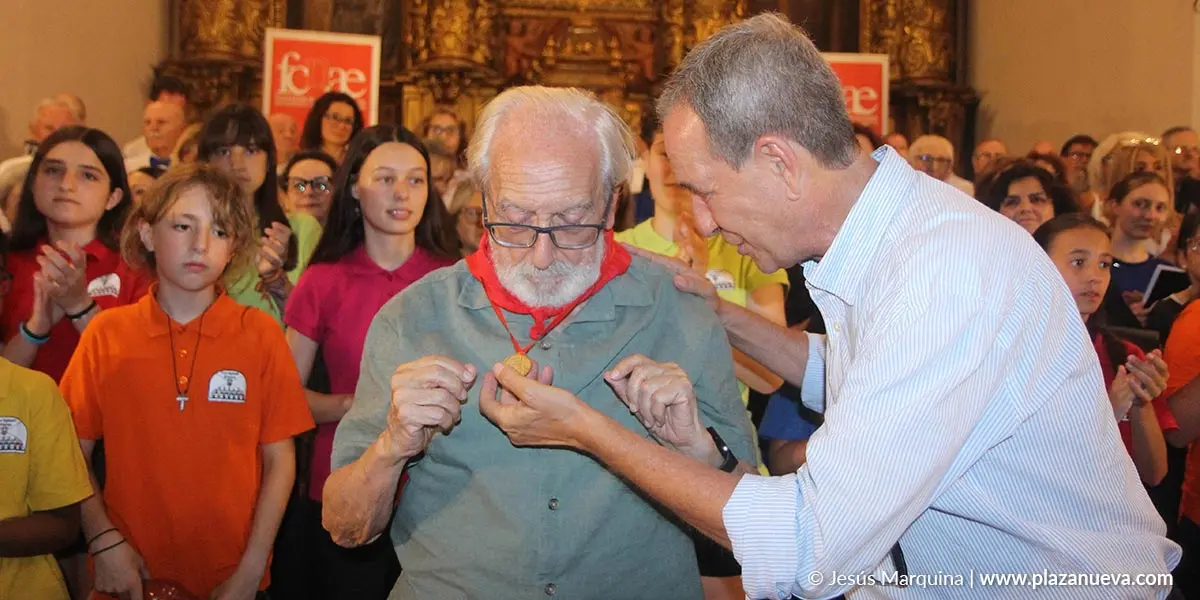 Rafael Manero Franc&eacute;s recibi&oacute; la medalla de oro de FCNAE 2026