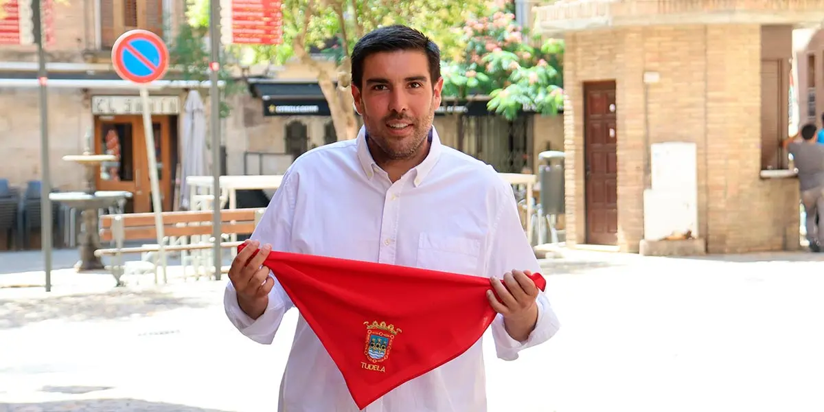 Mart&iacute;n L&oacute;pez Villacast&iacute;n, concejal de Juventud y Deportes del Ayuntamiento de Tudela, en la plaza San Jaime