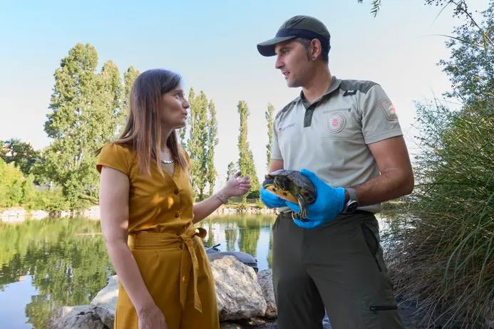 La directora general de Medio Ambiente, Ana Breta&ntilde;a, junto al t&eacute;cnico de Guarder&iacute;o de Medio Ambiente tras la demostraci&oacute;n de captura de gal&aacute;pagos en el lago de Mendillorri
