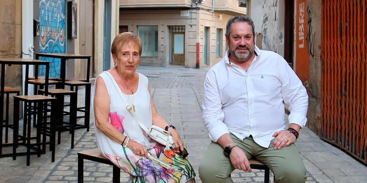 Marcos Milagro Miram&oacute;n y Mari Carmen P&eacute;rez Casas, durante el acto de la Pe&ntilde;a Moskera en el que han sido reconocidos en Tudela como Tabernero Popular 2026 y Abuela de Tudela 2026 respectivamente