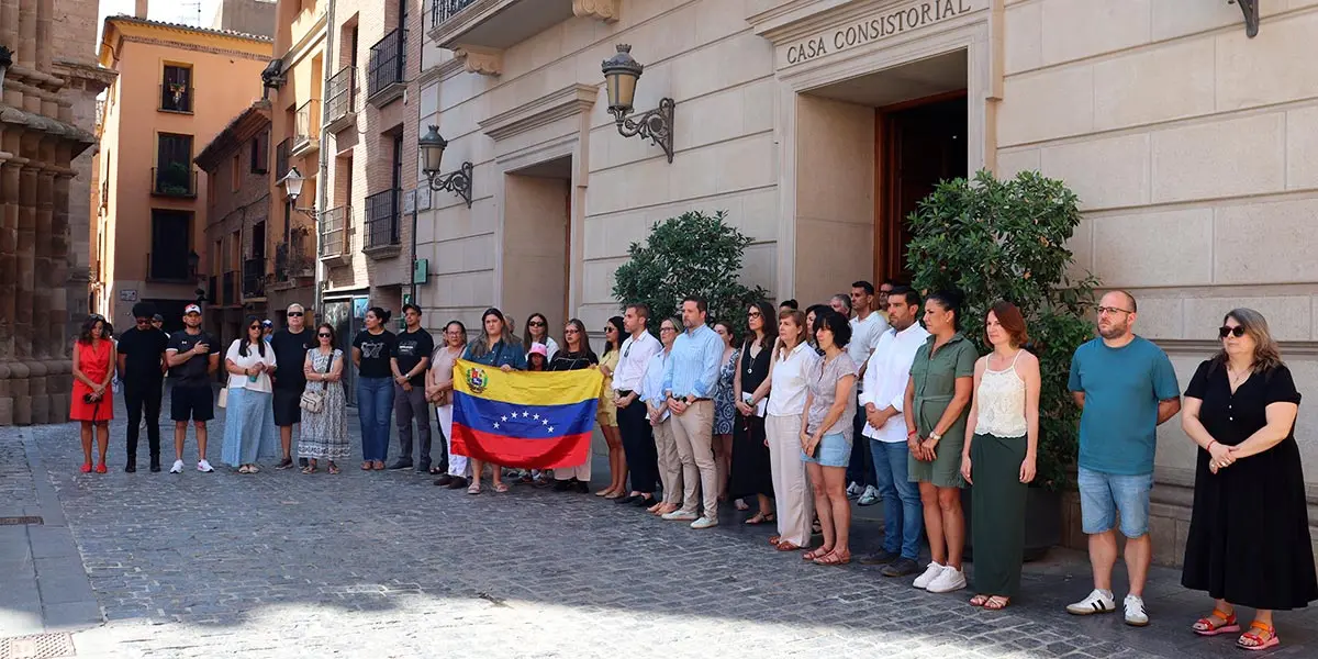 Minuto de silencio a las puertas del Ayuntamiento de Tudela en solidaridad con las v&iacute;ctimas de los terremotos de Venezuela