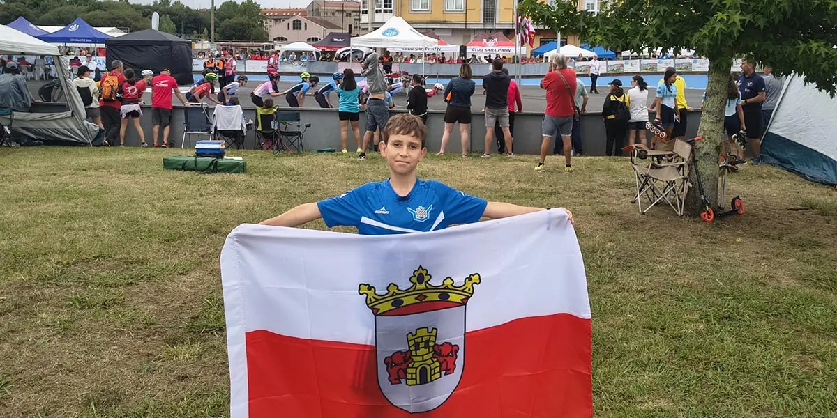 David Magall&oacute;n con la bandera de Ablitas