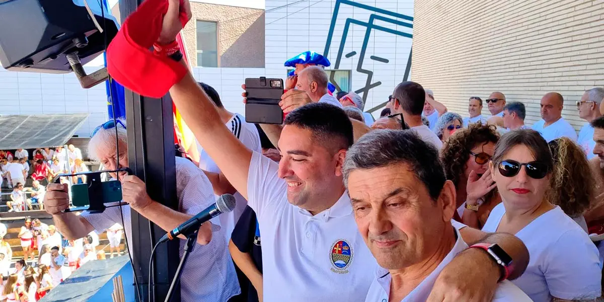 Tirso Calvo con el lanzador del cohete del año pasado