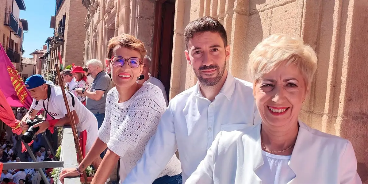 Yolanda Gonz&aacute;lez Garc&iacute;a, junto a otros representantes institucionales, durante el cohete de las fiestas de Viana del pasado a&ntilde;o
