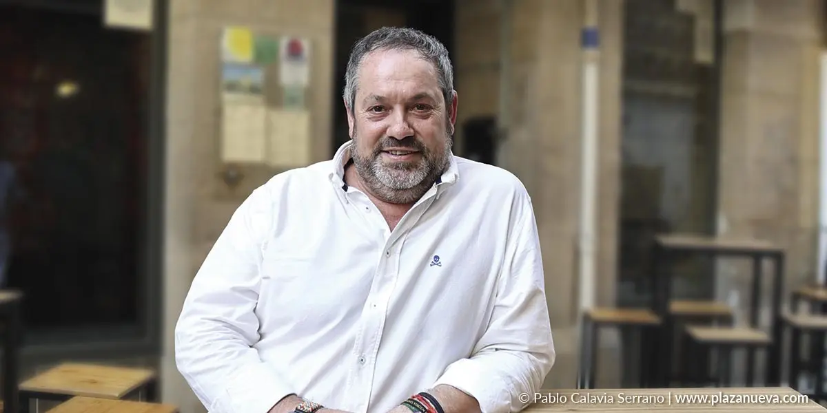 Marcos Milagro Miramón frente a su bar La Catedral