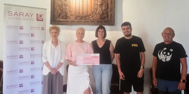 Entrega del cheque a la Asociaci&oacute;n Saray