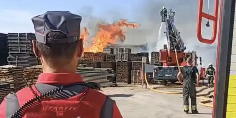 El fuego se declar&oacute; sobre las 18h y afect&oacute; gravemente a la empresa