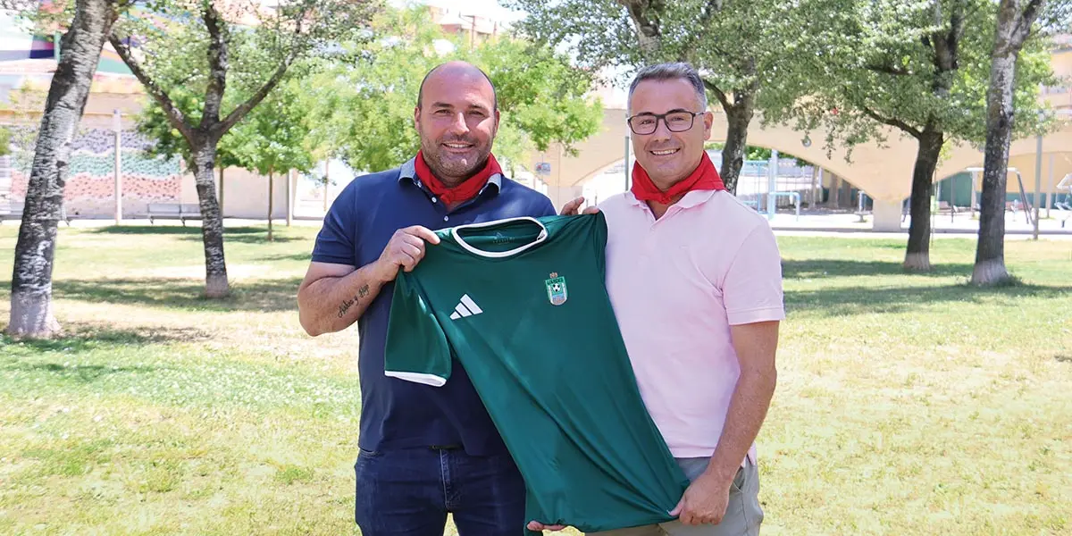 De izquierda a derecha, &Oacute;scar Munilla, coordinador del f&uacute;tbol femenino del CD Lourdes, y Diego Asa, presidente del club