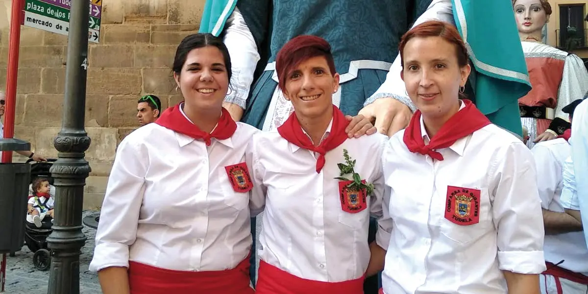 Sandra Vaquero Vilda, Marta Pera Mar&iacute;n y Alicia Cornago protagonizaron en 2018 la incorporaci&oacute;n de las primeras mujeres a la comparsa de gigantes de Tudela. Hoy, Sandra y Marta siguen formando parte del grupo