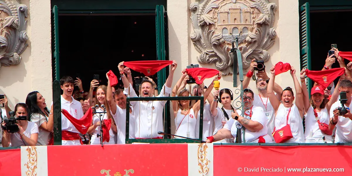 Miles de personas han acompa&ntilde;ado el lanzamiento del cohete que ha inaugurado Santa Ana 2026