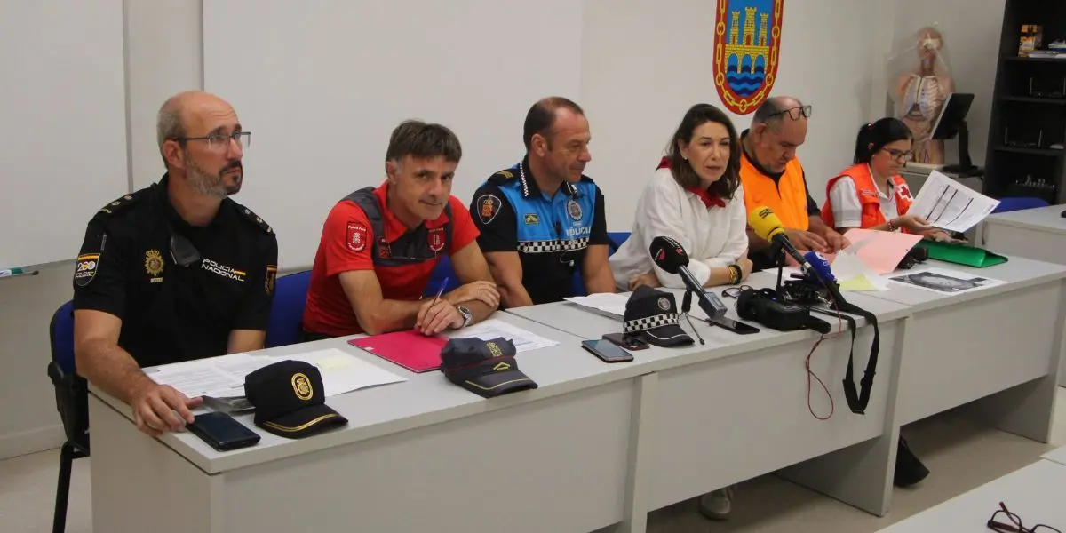 Representantes de Polic&iacute;a Local, Polic&iacute;a Foral, Polic&iacute;a Nacional, Protecci&oacute;n Civil y Cruz Roja durante la comparecencia para informar del balance de incidencias de las Fiestas de Tudela del 27 de julio