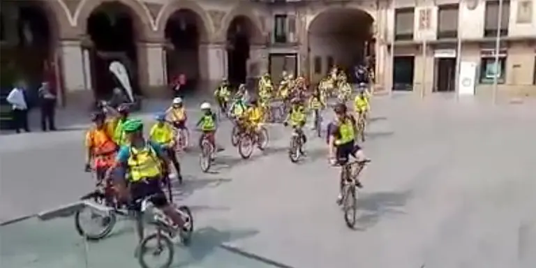 Alumnos de 6&deg; de Primaria de Elvira Espa&ntilde;a, Griseras Colegio P&uacute;blico, CP Monte San Julian Tudela y Huertas Mayores protagonizan una quedada ciclista en la Plaza de los Fueros