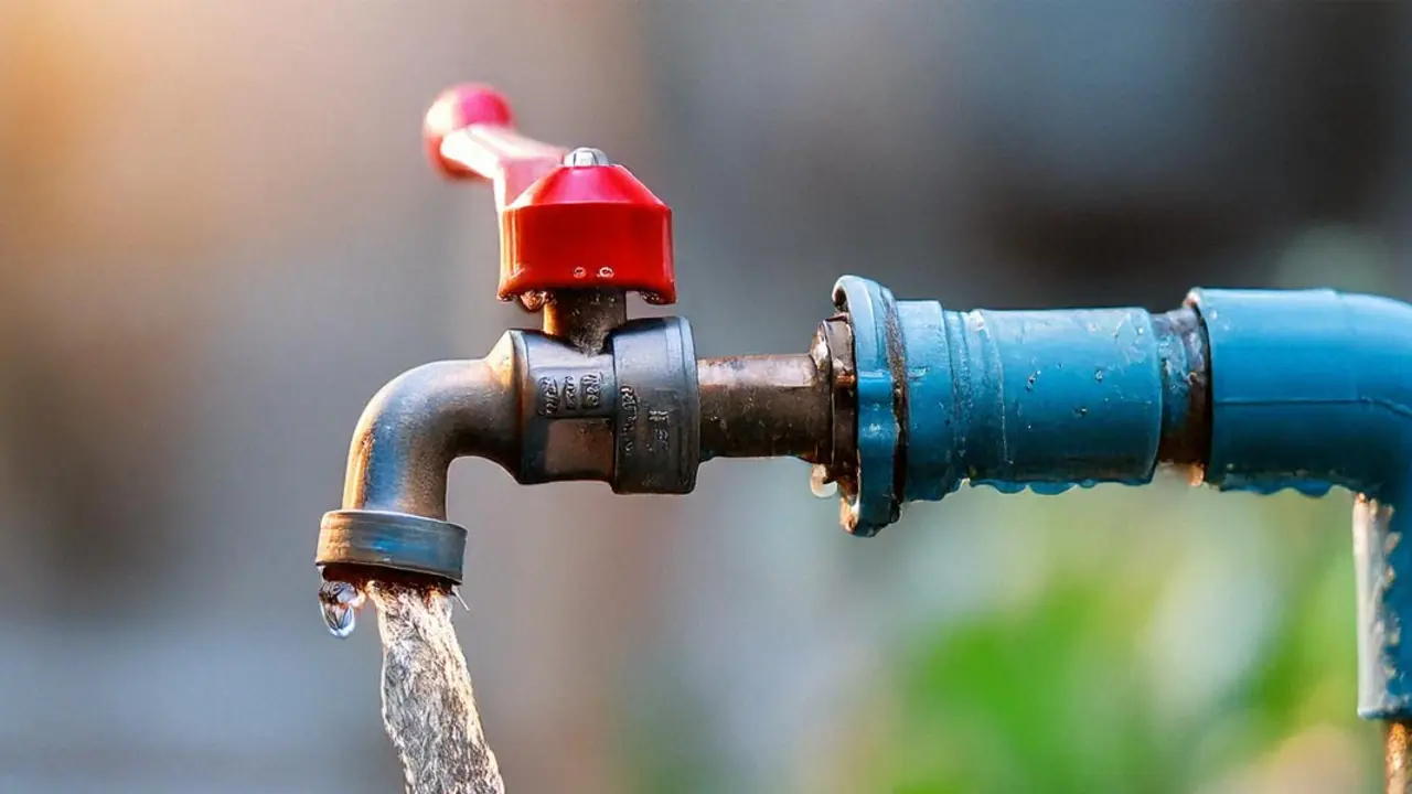 agua potable grifo tuber&iacute;a riego jard&iacute;n manguera
