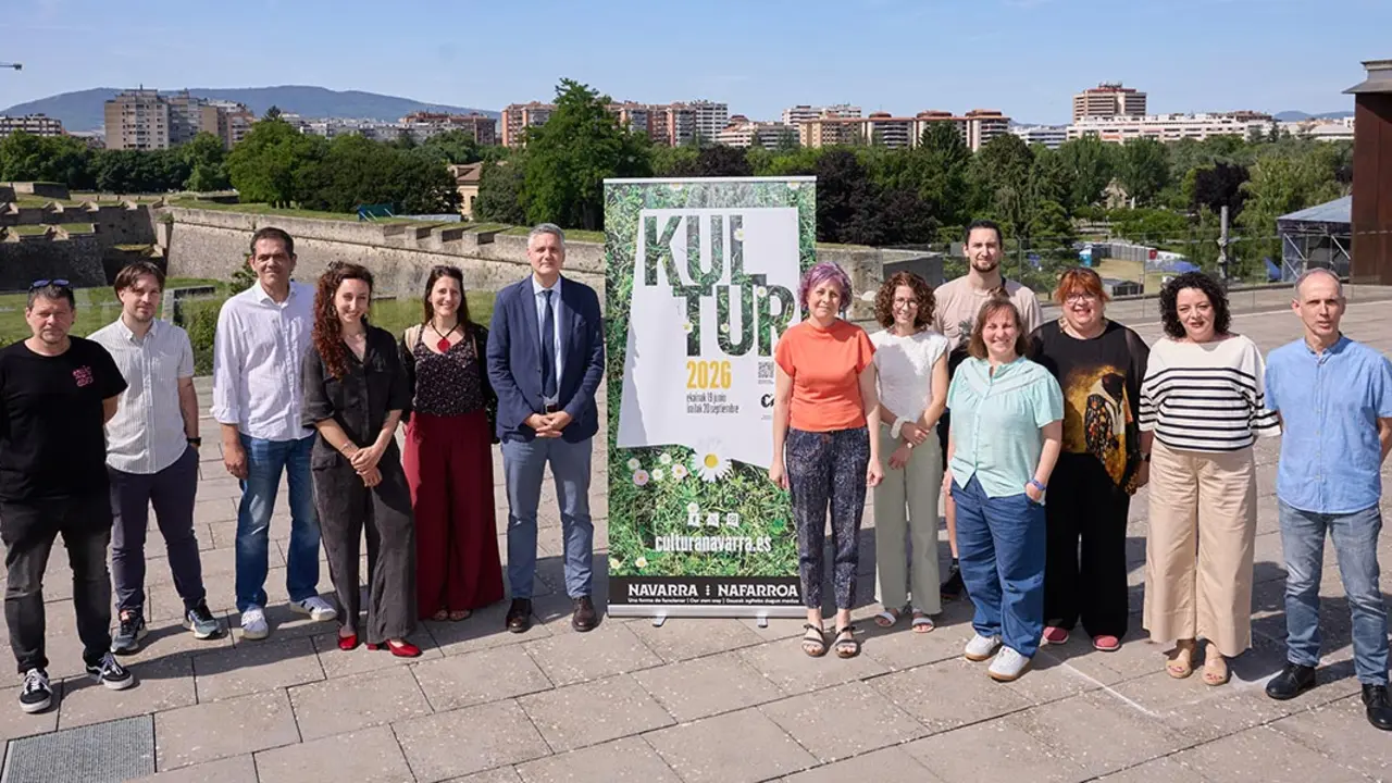 La consejera Esnaola, el director general de Cultura, Ignacio Apeztegu&iacute;a, el director del servicio de Acci&oacute;n Cultural, Lorenzo Garc&iacute;a, y la ilustradora Myriam Cameros, junto con otros participantes en la presentaci&oacute;n de la nueva edici&oacute;n