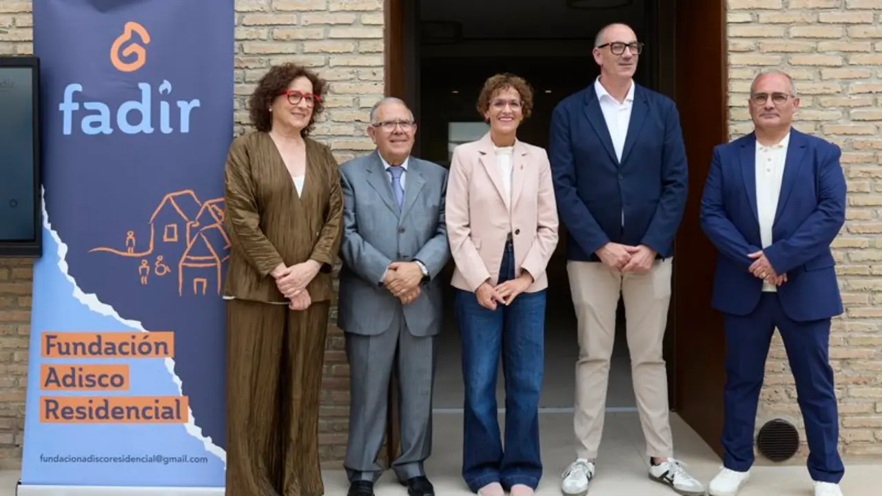 La consejera Maeztu, el presidente de FADIR, Valent&iacute;n Carranza, la presidenta Chivite, el alcalde de Corella, Gorka Garc&iacute;a, y el director general de FADIR, Jos&eacute; Antonio Delgado