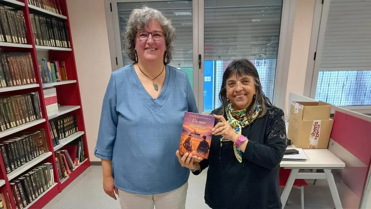 La escritora cirbonera M.&ordf; Carmen Navascu&eacute;s Capdevila junto con Ana, bibliotecaria de Cintru&eacute;nigo