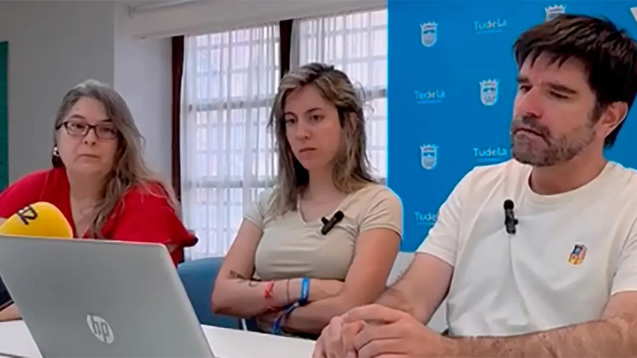 Contigo Tudela, con su portavoz Eneko Larrarte al frente, durante la rueda de prensa en la que ha exigido responsabilidades pol&iacute;ticas tras la sentencia del TSJN que confirma la nulidad del despido de la gerente de Tudela Cultura