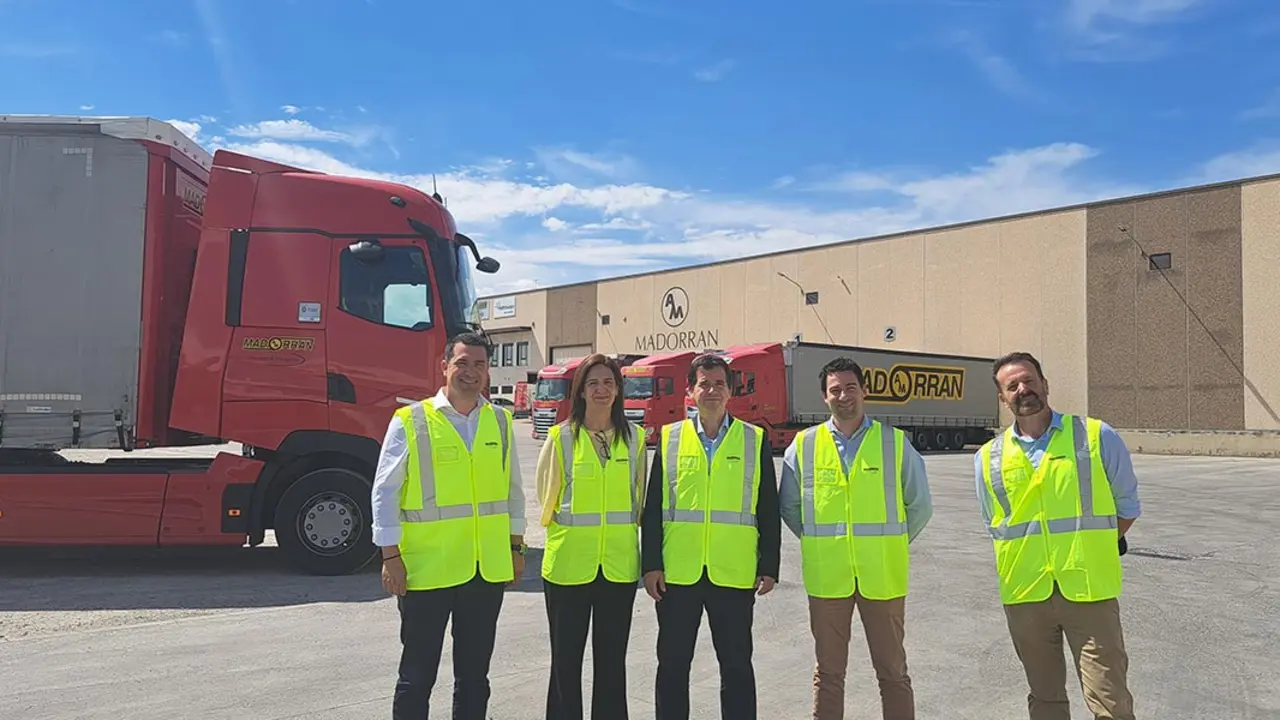 El consejero Irujo en el centro junto al equipo directivo de la empresa y el director general, I&ntilde;igo Arruti