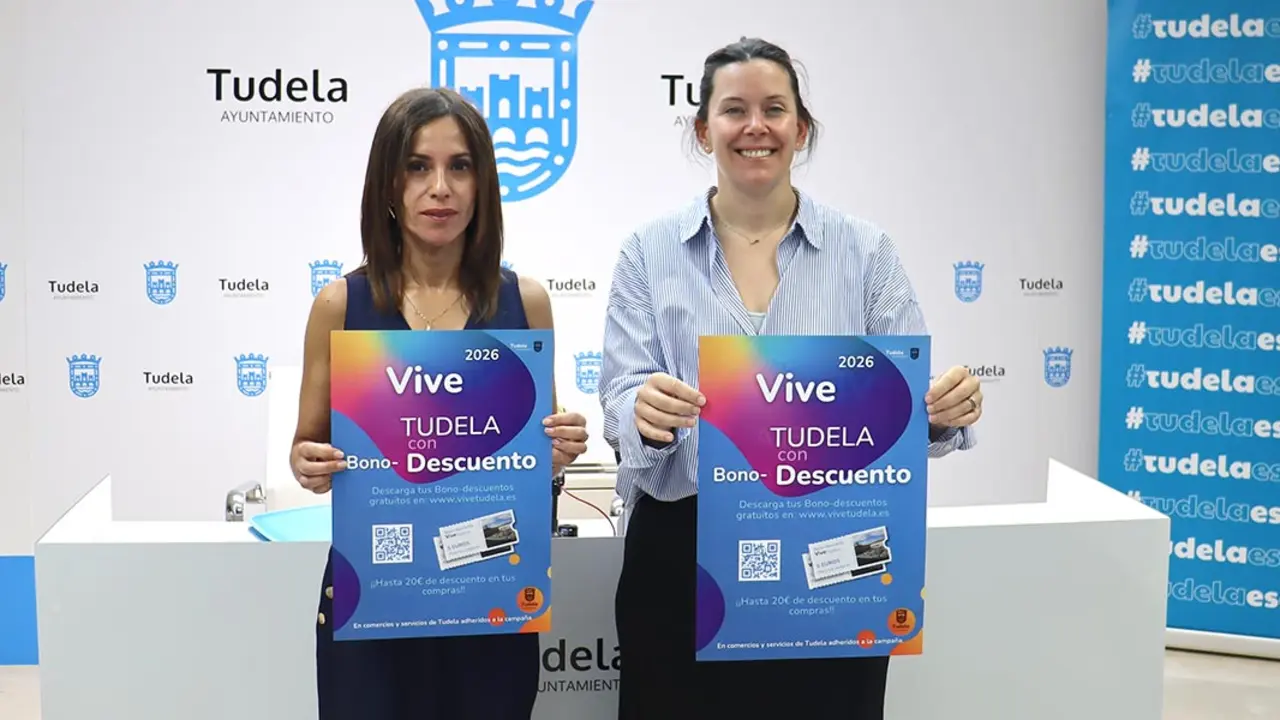 La concejal de Comercio del Ayuntamiento de Tudela, Irune Garc&iacute;a, acompa&ntilde;ada de la presidenta de la Asociaci&oacute;n de Comerciantes, Juani Pantoja, presenta nueva edici&oacute;n de la campa&ntilde;a 'Vive Tudela con bono descuento'